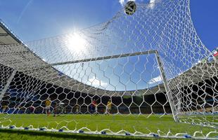 Imagens do gol de Alexis Snchez, do Chile, sobre o Brasil