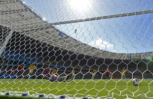 Imagens do gol de Alexis Snchez, do Chile, sobre o Brasil