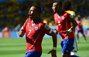 Imagens do gol de Alexis Snchez, do Chile, sobre o Brasil