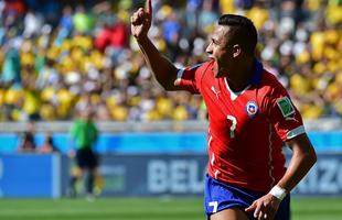 Imagens do gol de Alexis Snchez, do Chile, sobre o Brasil