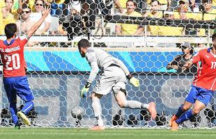 Imagens do gol de Alexis Snchez, do Chile, sobre o Brasil