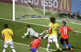 Imagens do gol de Alexis Snchez, do Chile, sobre o Brasil