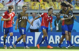 Imagens do gol de Alexis Snchez, do Chile, sobre o Brasil