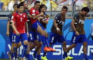 Imagens do gol de Alexis Snchez, do Chile, sobre o Brasil