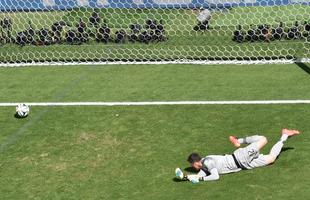 Imagens do gol de Alexis Snchez, do Chile, sobre o Brasil