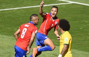 Imagens do gol de Alexis Snchez, do Chile, sobre o Brasil