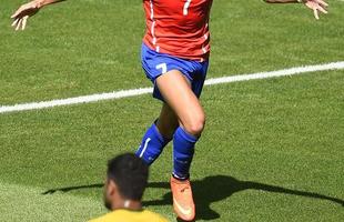 Imagens do gol de Alexis Snchez, do Chile, sobre o Brasil