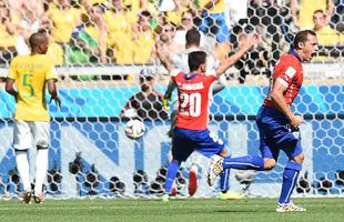 Imagens do gol de Alexis Snchez, do Chile, sobre o Brasil