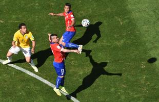 Imagens do gol de Alexis Snchez, do Chile, sobre o Brasil