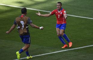 Imagens do gol de Alexis Snchez, do Chile, sobre o Brasil