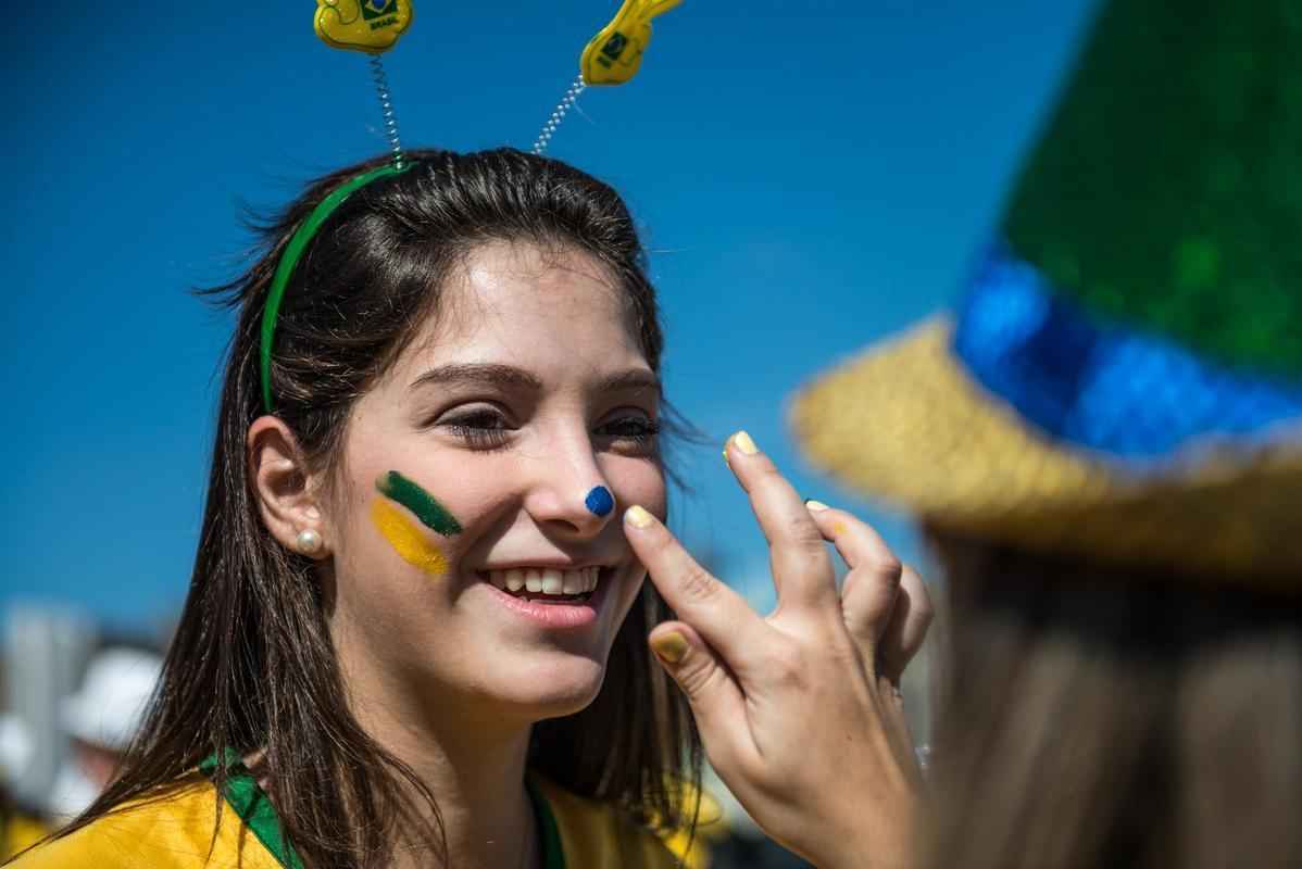 Beleza e simpatia nas arquibancadas do Mineiro para vitria do Brasil nos pnaltis 