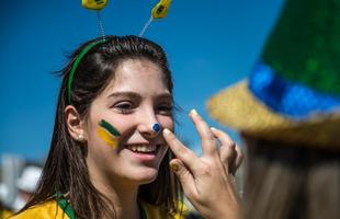 Beleza e simpatia nas arquibancadas do Mineiro para vitria do Brasil nos pnaltis 