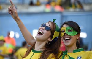 Beleza e simpatia nas arquibancadas do Mineiro para vitria do Brasil nos pnaltis 