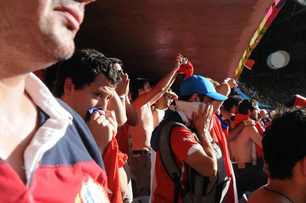 Torcedores do Chile vivem tenso dos pnaltis, decepo da eliminao e so consolados por brasileiros