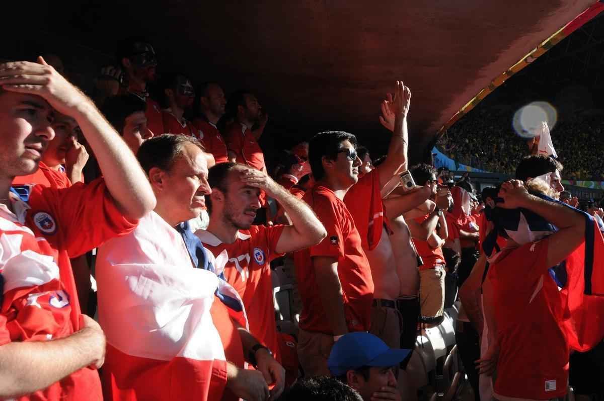 Torcedores do Chile vivem tenso dos pnaltis, decepo da eliminao e so consolados por brasileiros