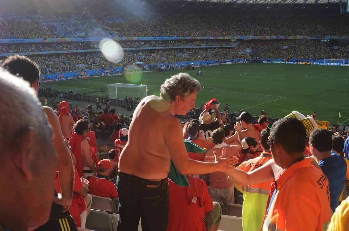 Torcedores do Chile vivem tenso dos pnaltis, decepo da eliminao e so consolados por brasileiros