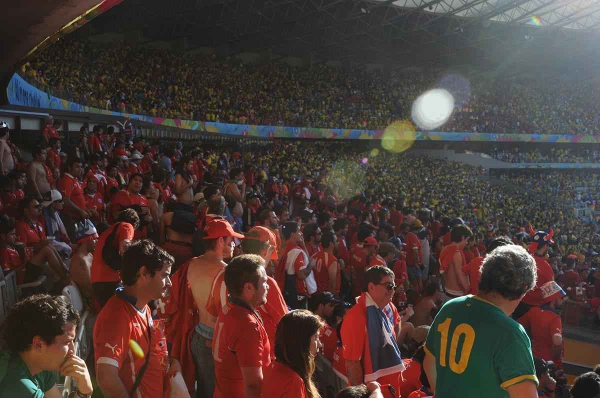 Torcedores do Chile vivem tenso dos pnaltis, decepo da eliminao e so consolados por brasileiros