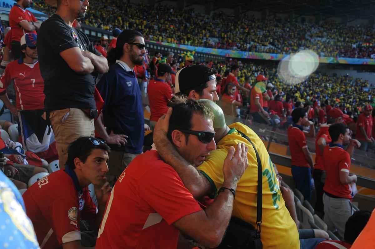 Torcedores do Chile vivem tenso dos pnaltis, decepo da eliminao e so consolados por brasileiros