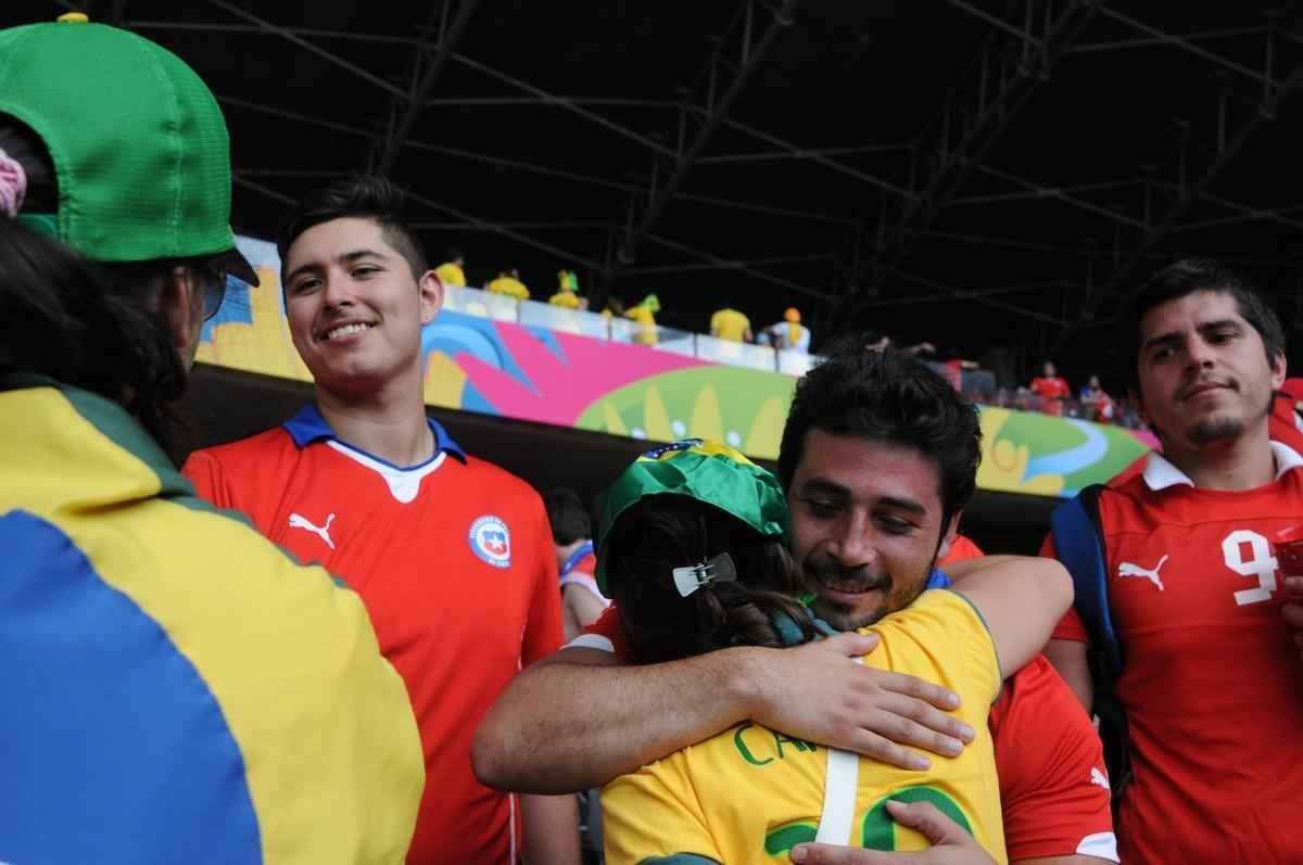 Torcedores do Chile vivem tenso dos pnaltis, decepo da eliminao e so consolados por brasileiros