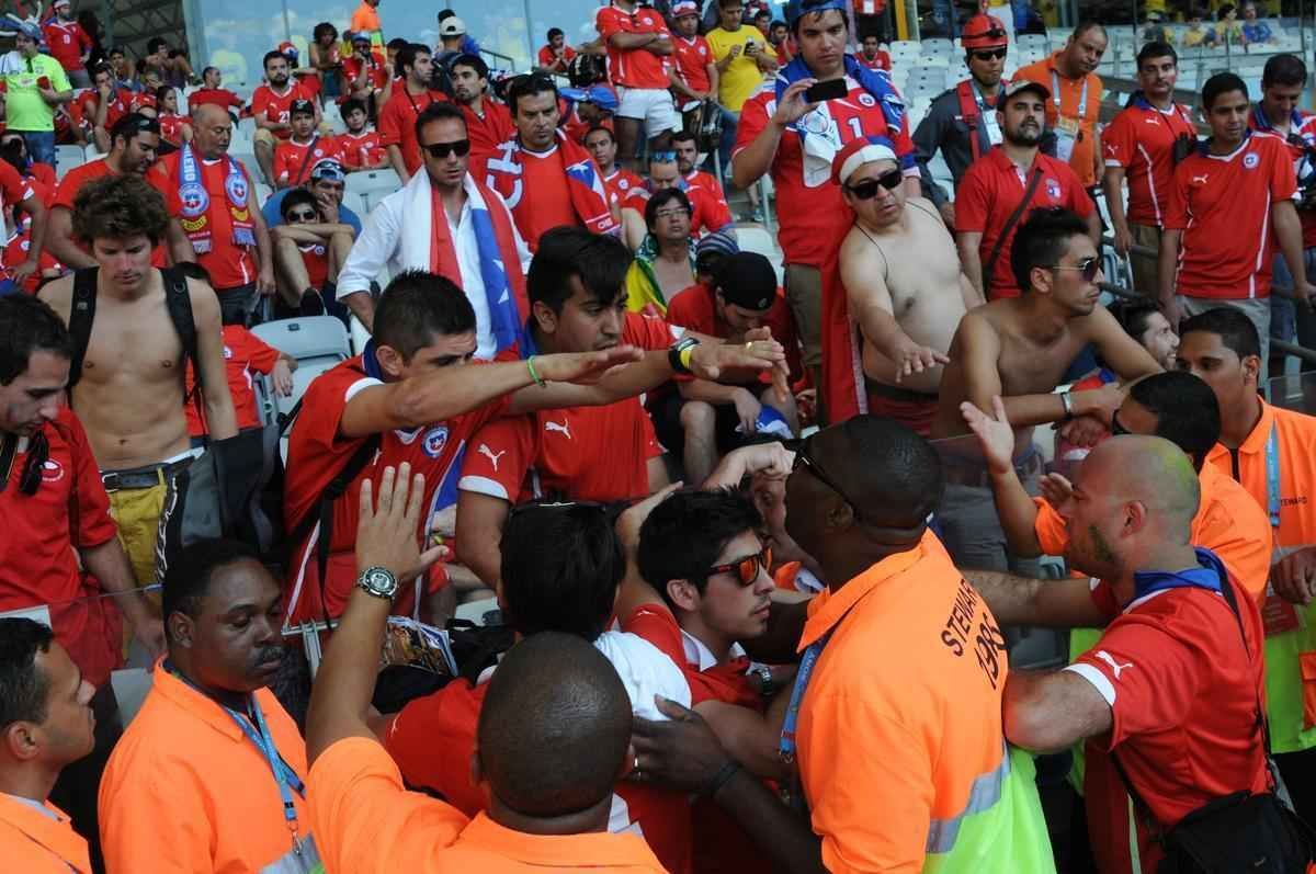 Torcedores do Chile vivem tenso dos pnaltis, decepo da eliminao e so consolados por brasileiros