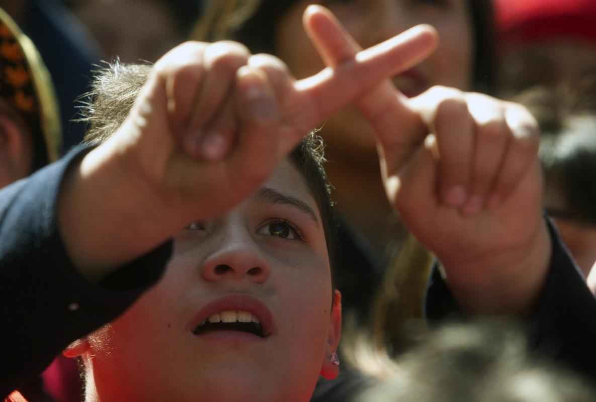 Nas ruas de Santiago, capital do Chile, torcedores da 'Roja' assistem  eliminao diante do Brasil na Copa do Mundo