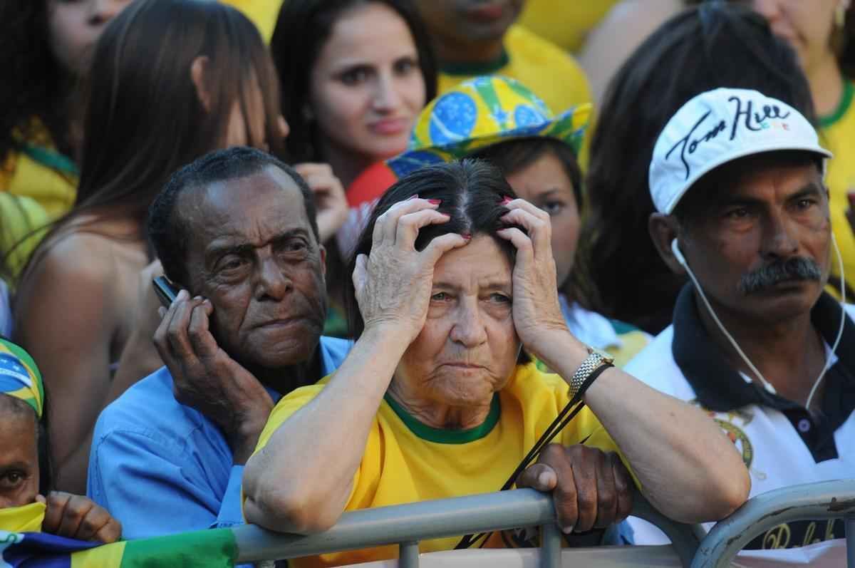 Muita festa na Savassi para acompanhar jogo decisivo na Copa do Mundo no Brasil