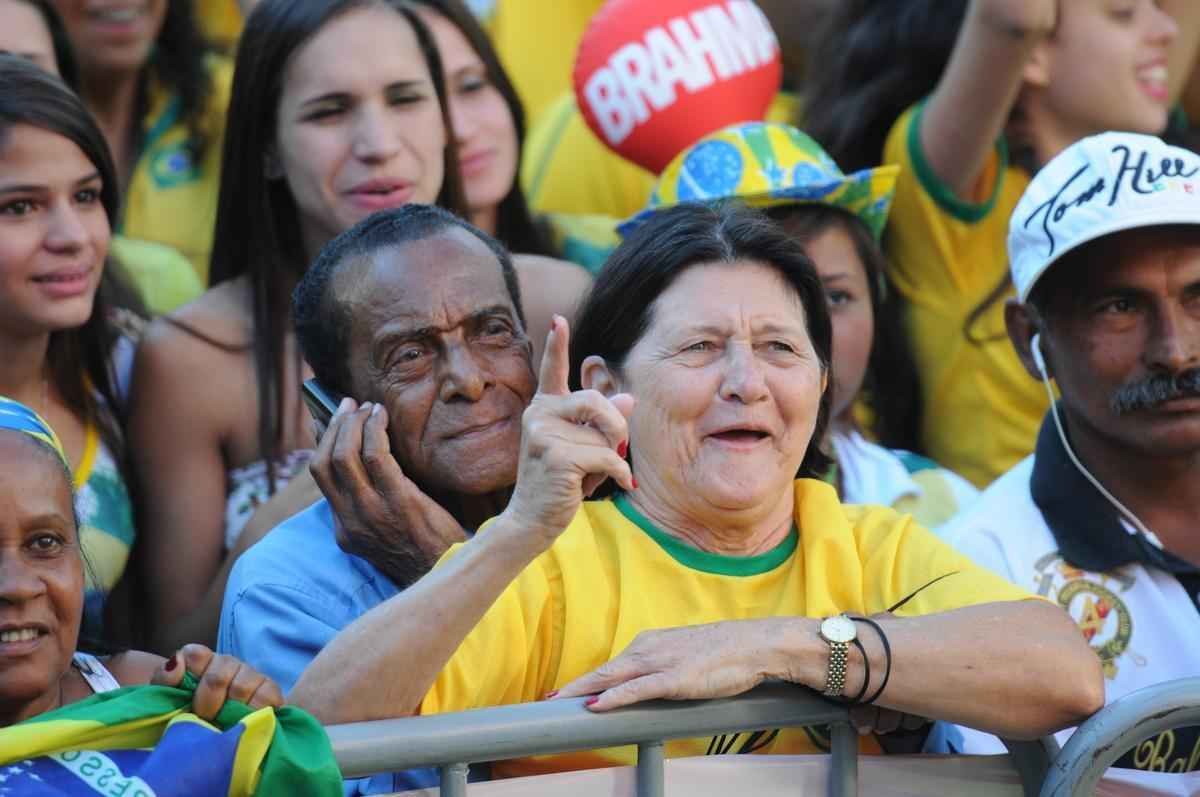 Muita festa na Savassi para acompanhar jogo decisivo na Copa do Mundo no Brasil