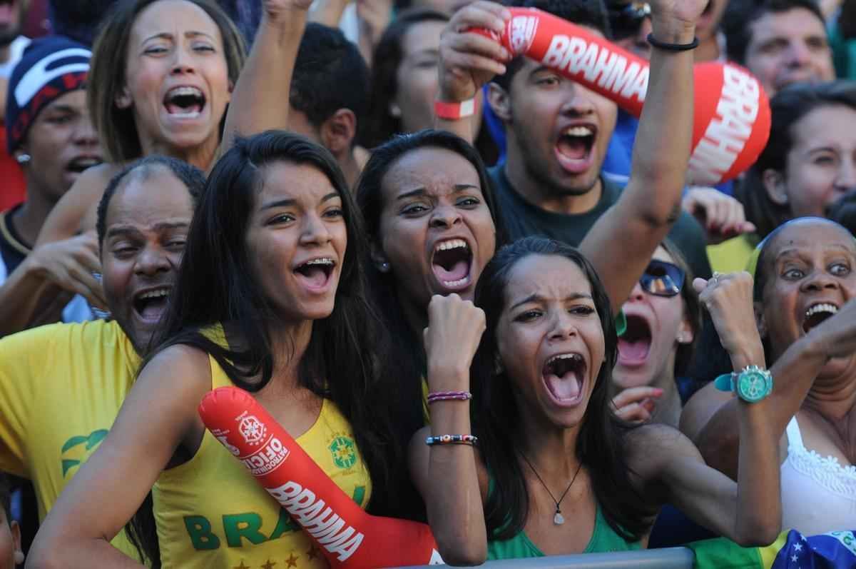 Muita festa na Savassi para acompanhar jogo decisivo na Copa do Mundo no Brasil
