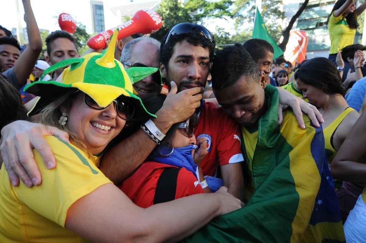 Muita festa na Savassi para acompanhar jogo decisivo na Copa do Mundo no Brasil