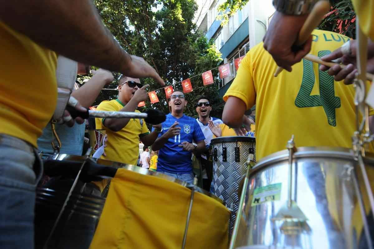 Muita festa na Savassi para acompanhar jogo decisivo na Copa do Mundo no Brasil
