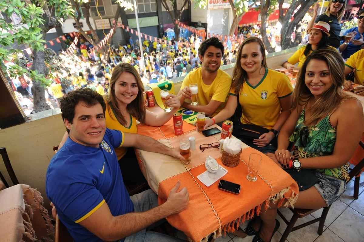 Muita festa na Savassi para acompanhar jogo decisivo na Copa do Mundo no Brasil