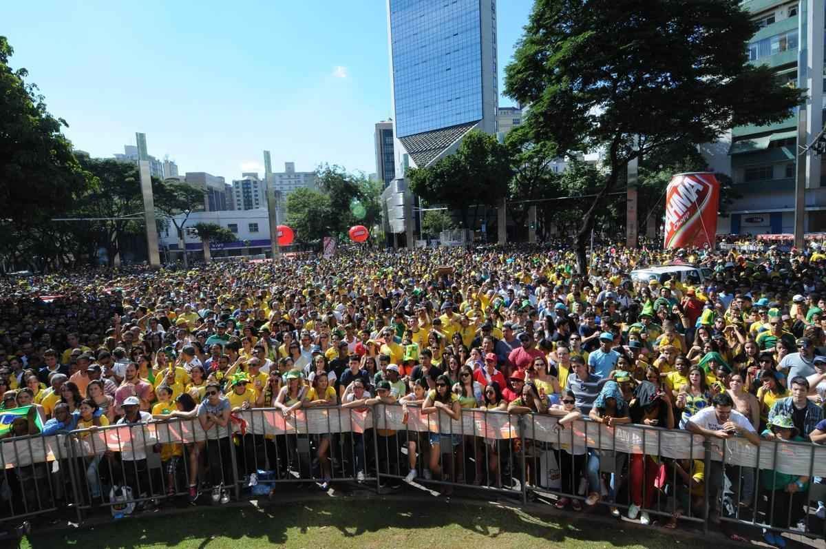 Muita festa na Savassi para acompanhar jogo decisivo na Copa do Mundo no Brasil