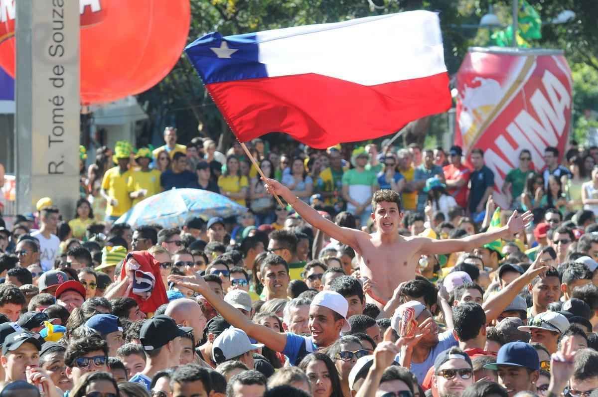 Muita festa na Savassi para acompanhar jogo decisivo na Copa do Mundo no Brasil