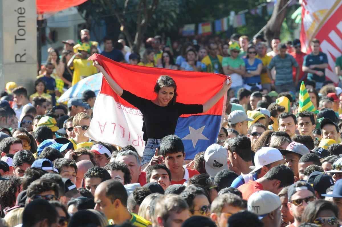 Muita festa na Savassi para acompanhar jogo decisivo na Copa do Mundo no Brasil