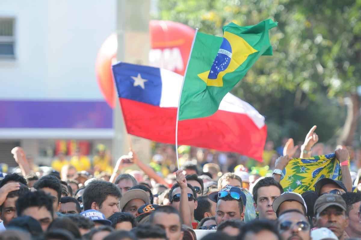 Muita festa na Savassi para acompanhar jogo decisivo na Copa do Mundo no Brasil
