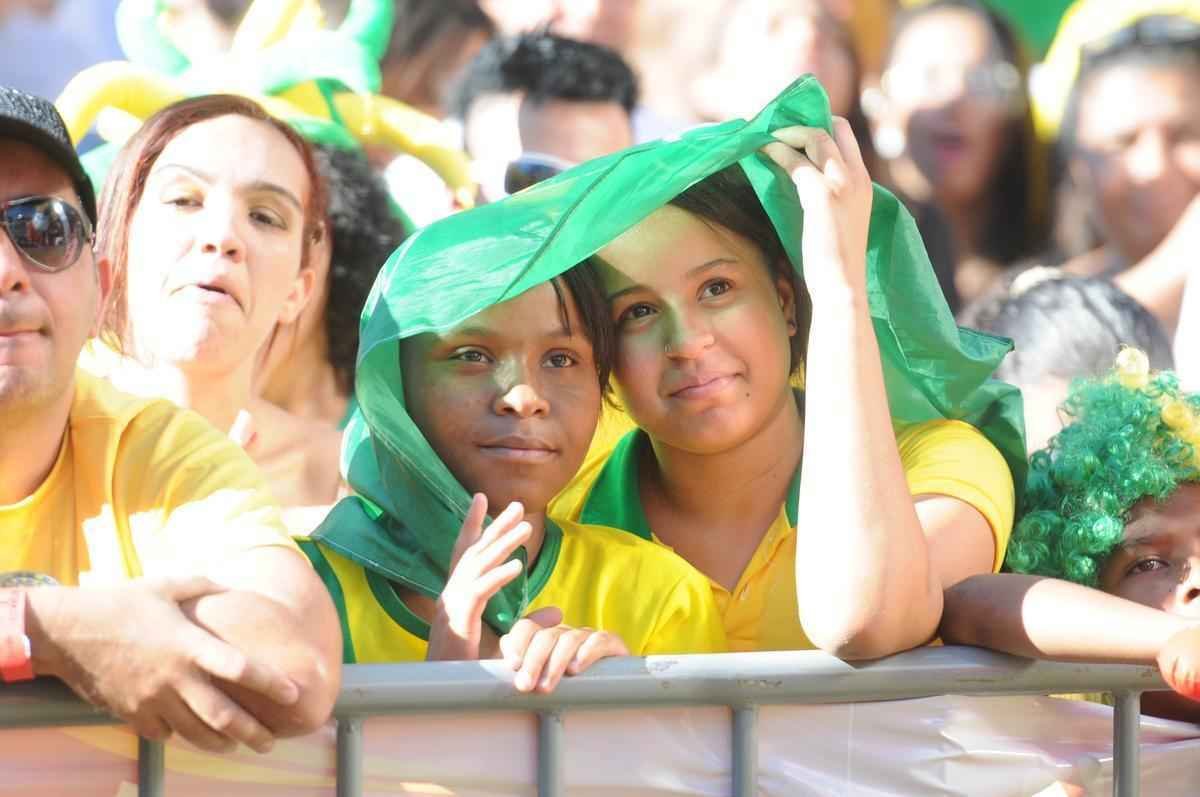 Muita festa na Savassi para acompanhar jogo decisivo na Copa do Mundo no Brasil