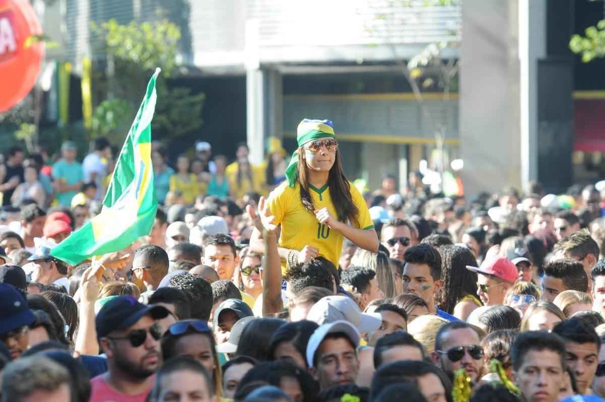 Muita festa na Savassi para acompanhar jogo decisivo na Copa do Mundo no Brasil