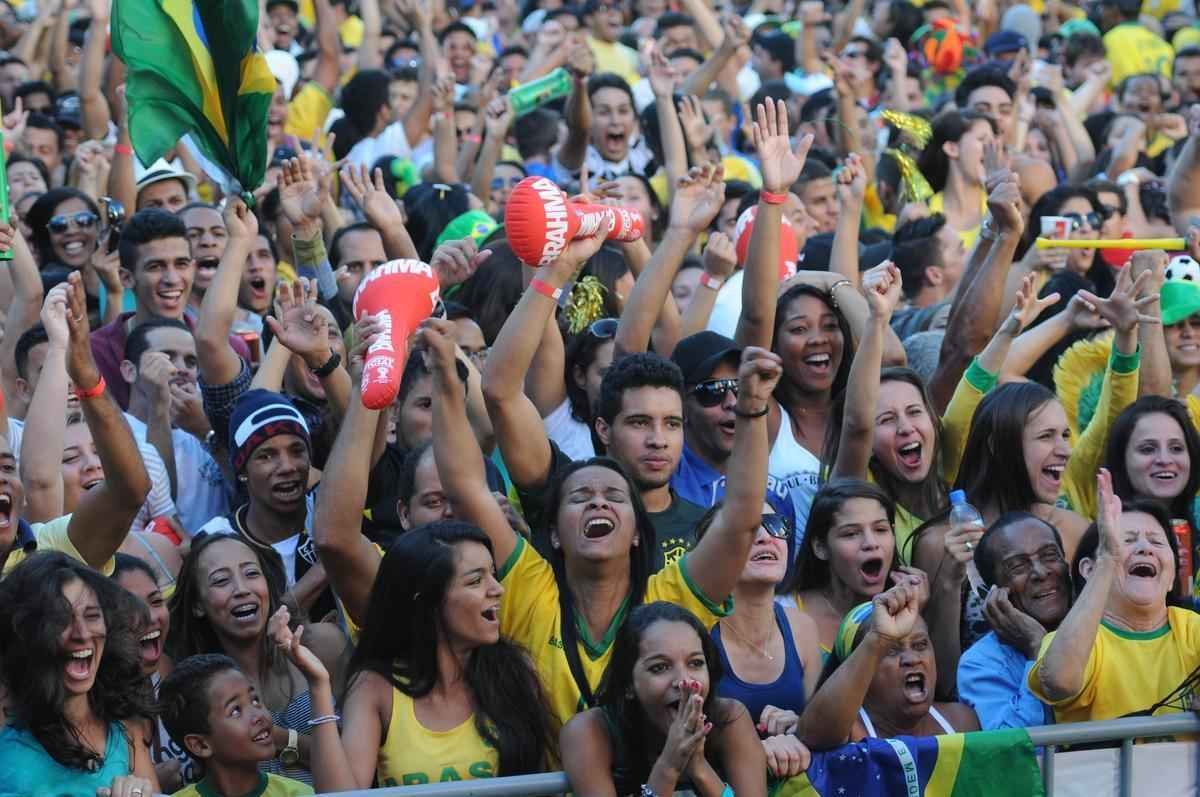 Muita festa na Savassi para acompanhar jogo decisivo na Copa do Mundo no Brasil