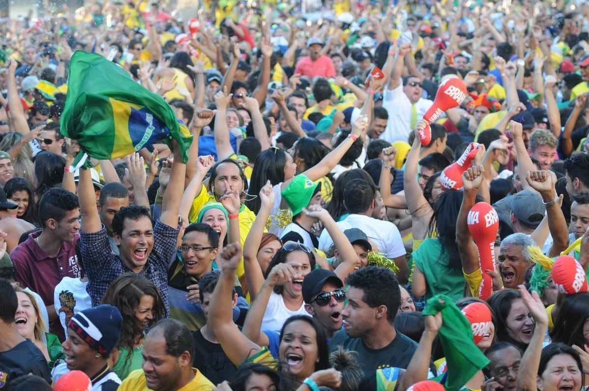 Muita festa na Savassi para acompanhar jogo decisivo na Copa do Mundo no Brasil
