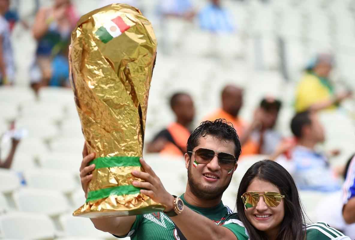 Ambiente do jogo entre Holanda e Mxico no Cear