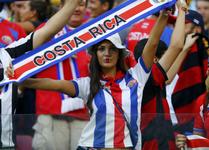 Torcedoras embelezam Arena Pernambuco em jogo entre Costa Rica e Grécia