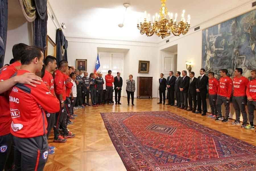 Multido e presidente receberam Seleo Chilena no Palcio de La Moneda, em Santiago. Populao reconheceu a boa campanha da equipe na Copa do Mundo, da qual foi eliminada pelo Brasil, nos pnaltis, por 3 a 2 (empate em 1 a 1 no tempo normal).