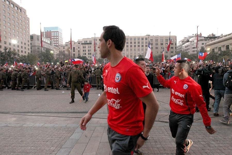 Multido e presidente receberam Seleo Chilena no Palcio de La Moneda, em Santiago. Populao reconheceu a boa campanha da equipe na Copa do Mundo, da qual foi eliminada pelo Brasil, nos pnaltis, por 3 a 2 (empate em 1 a 1 no tempo normal).