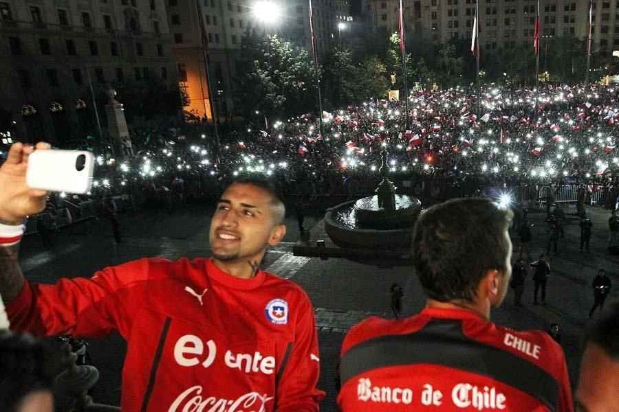 Multido e presidente receberam Seleo Chilena no Palcio de La Moneda, em Santiago. Populao reconheceu a boa campanha da equipe na Copa do Mundo, da qual foi eliminada pelo Brasil, nos pnaltis, por 3 a 2 (empate em 1 a 1 no tempo normal).