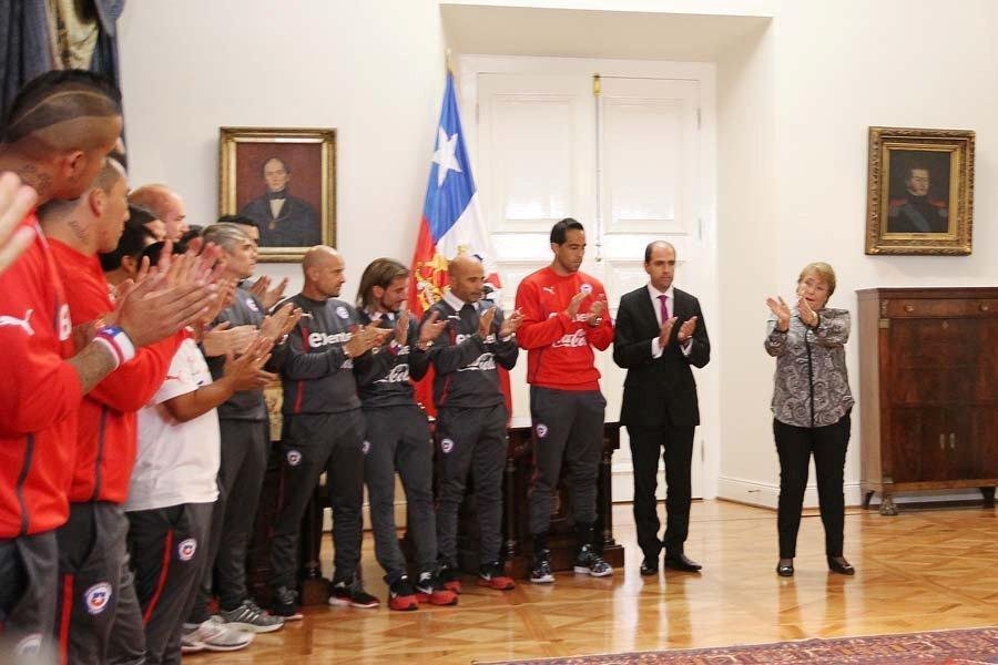Multido e presidente receberam Seleo Chilena no Palcio de La Moneda, em Santiago. Populao reconheceu a boa campanha da equipe na Copa do Mundo, da qual foi eliminada pelo Brasil, nos pnaltis, por 3 a 2 (empate em 1 a 1 no tempo normal).