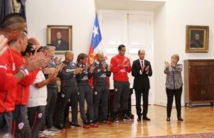 Multido e presidente receberam Seleo Chilena no Palcio de La Moneda, em Santiago. Populao reconheceu a boa campanha da equipe na Copa do Mundo, da qual foi eliminada pelo Brasil, nos pnaltis, por 3 a 2 (empate em 1 a 1 no tempo normal).