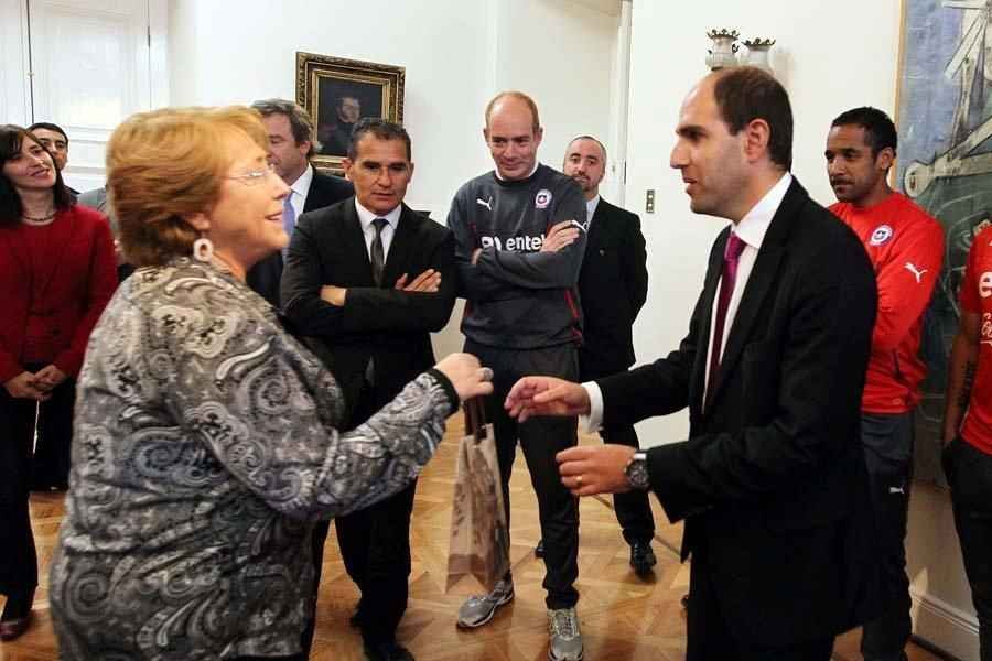 Multido e presidente receberam Seleo Chilena no Palcio de La Moneda, em Santiago. Populao reconheceu a boa campanha da equipe na Copa do Mundo, da qual foi eliminada pelo Brasil, nos pnaltis, por 3 a 2 (empate em 1 a 1 no tempo normal).