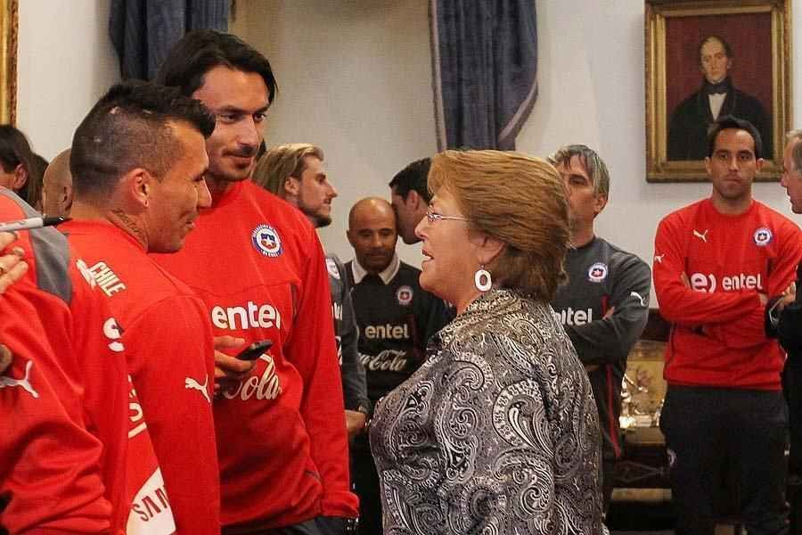 Multido e presidente receberam Seleo Chilena no Palcio de La Moneda, em Santiago. Populao reconheceu a boa campanha da equipe na Copa do Mundo, da qual foi eliminada pelo Brasil, nos pnaltis, por 3 a 2 (empate em 1 a 1 no tempo normal).