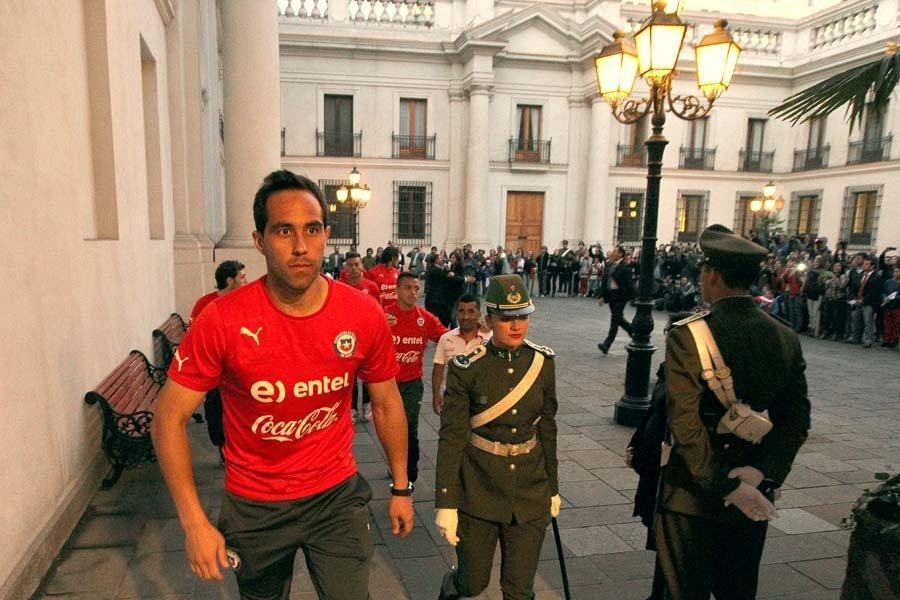 Multido e presidente receberam Seleo Chilena no Palcio de La Moneda, em Santiago. Populao reconheceu a boa campanha da equipe na Copa do Mundo, da qual foi eliminada pelo Brasil, nos pnaltis, por 3 a 2 (empate em 1 a 1 no tempo normal).
