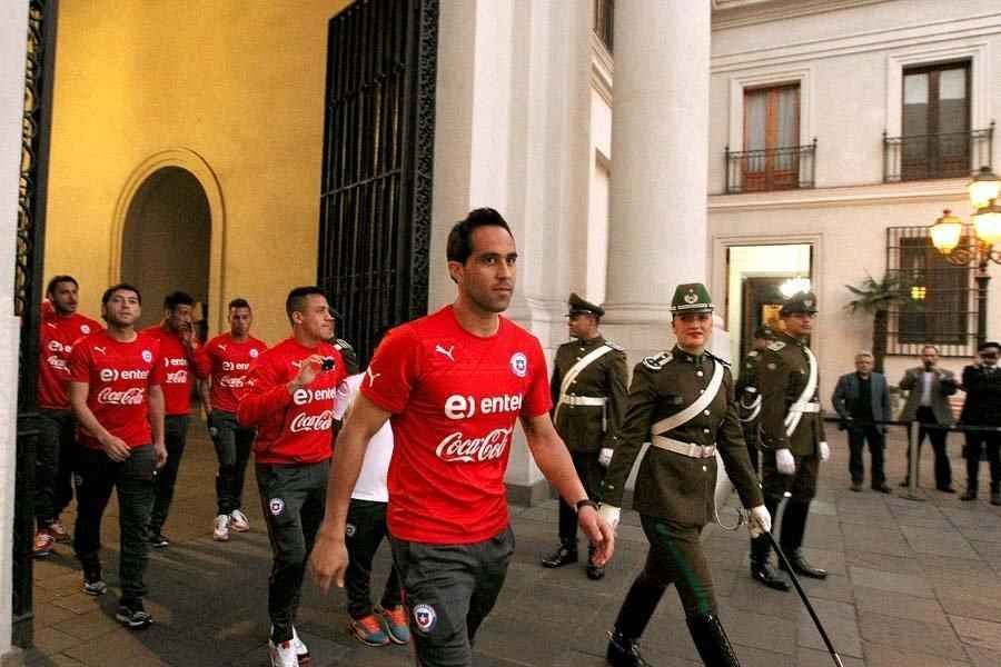 Multido e presidente receberam Seleo Chilena no Palcio de La Moneda, em Santiago. Populao reconheceu a boa campanha da equipe na Copa do Mundo, da qual foi eliminada pelo Brasil, nos pnaltis, por 3 a 2 (empate em 1 a 1 no tempo normal).